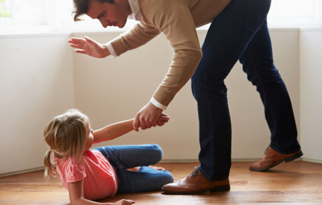 Đòn roi đối với trẻ em gây vết sẹo kéo dài nhiều thế hệ