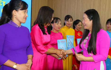 Hội LHPN TP Huế trao quyết định chỉ định chức danh cho 40 chủ tịch Hội xã, phường