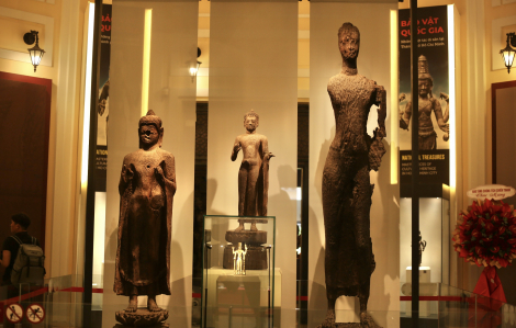 Đến bảo tàng xem trưng bày 17 bảo vật quốc gia tại TPHCM