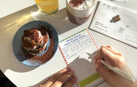 Đến quán cà phê viết thư gửi lại mai sau