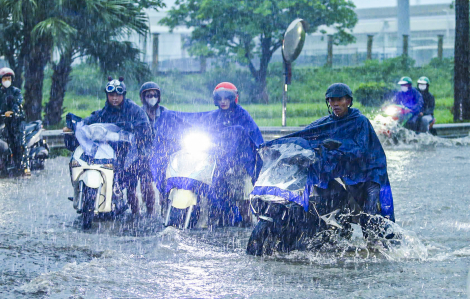 Đường phố Hà Nội bất ngờ ngập tới yên xe sau cơn mưa lớn