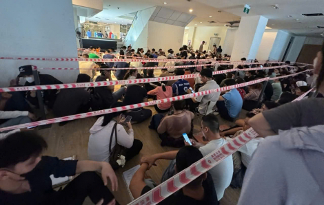 Hàng trăm người xếp hàng từ nửa đêm để nộp hồ sơ mua nhà ở xã hội