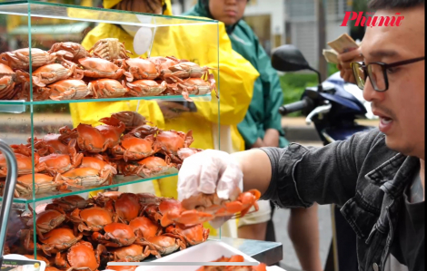 Vì sao món cua luộc vỉa hè khu Trung Sơn gây ‘sốt’?