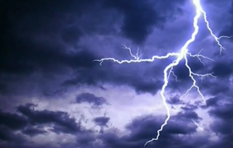 Hai vợ chồng bị sét đánh khi đang làm đồng