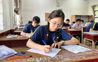 Thi tốt nghiệp THPT 2025: Đề quá khó, lo học sinh ngại chọn tiếng Anh