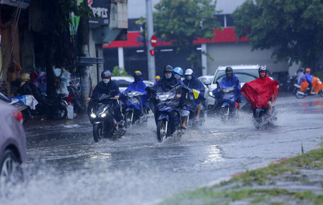 TPHCM tiếp tục có mưa rào, vùng biển Lâm Đồng sóng cao đến 2,5m