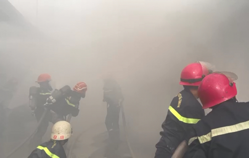 Cháy kho ở TPHCM, gần 200 chiến sĩ tham gia chữa cháy