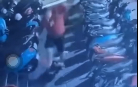 2 học sinh bị người đàn ông đánh, đạp dã man