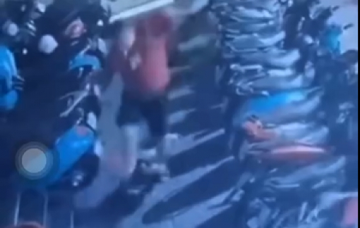 2 học sinh bị người đàn ông đánh, đạp dã man