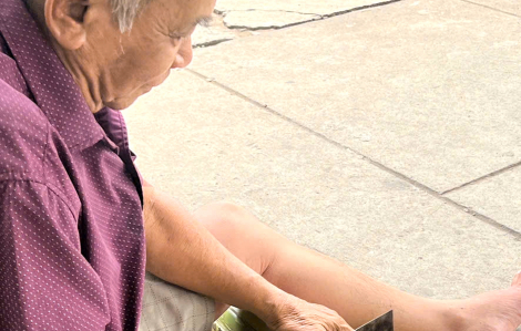 Ba vẫn lặng lẽ dõi theo