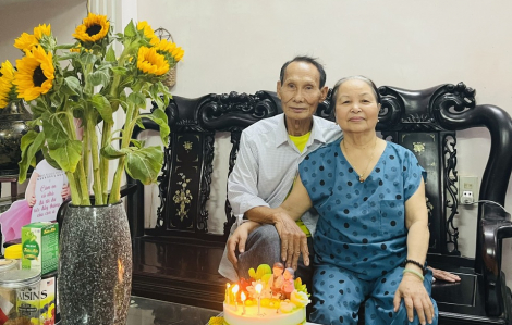 "Vợ chồng son” U90 suốt ngày cãi nhau nhưng đi đâu cũng cặp kè