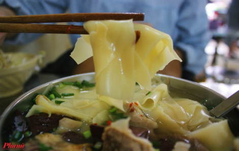 'Xì xụp' tô hoành thánh lá vàng óng nổi tiếng hơn 20 năm ở Sài Gòn