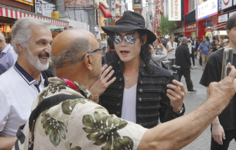 “Michael Jackson” phiên bản Nhật giúp giải quyết tình trạng quá tải du lịch