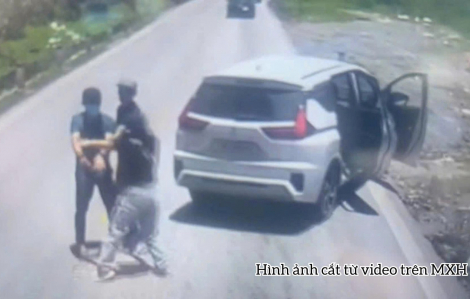 Tạm giữ 2 đối tượng rút súng đe dọa tài xế tại đèo Đá Trắng