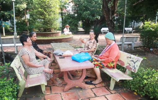 Nghề chăm sóc người cao tuổi mở ra cơ hội việc làm cho lao động nữ