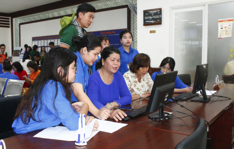 Hơn 300 thanh niên đến các phường, xã TPHCM hỗ trợ người dân sử dụng dịch vụ trực tuyến