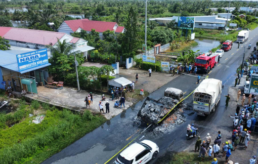 Tai nạn giao thông ở Cà Mau khiến 2 người tử vong, xe tải bốc cháy dữ dội
