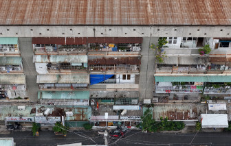 "Chuồng cọp" bao kín chung cư cũ