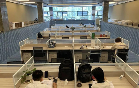 Công ty ở Trung Quốc biến hồ bơi thành phòng làm việc