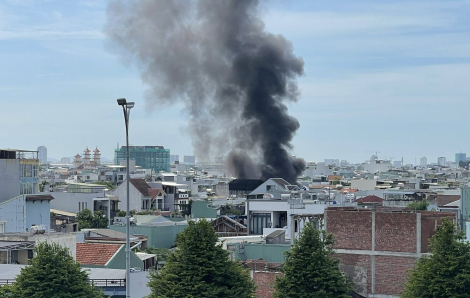 Cháy kho hàng chứa vải, cột khói bốc cao hàng trăm mét