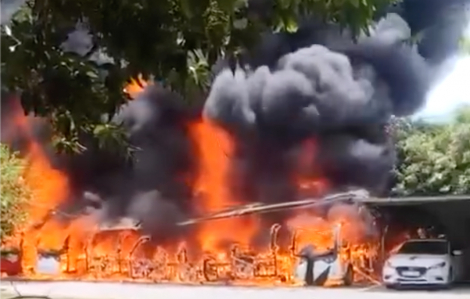 Hỏa hoạn thiêu rụi 9 xe điện du lịch, 1 xe ô tô ở chùa Hương Tích