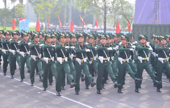 Hàng ngàn người đến xem bộ đội hợp luyện diễu binh A80 tại Hà Nội