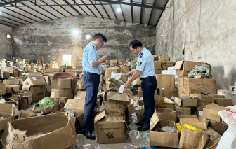 Phát hiện kho trung chuyển hàng lậu ở Quảng Ninh, nghi điều hành từ Trung Quốc