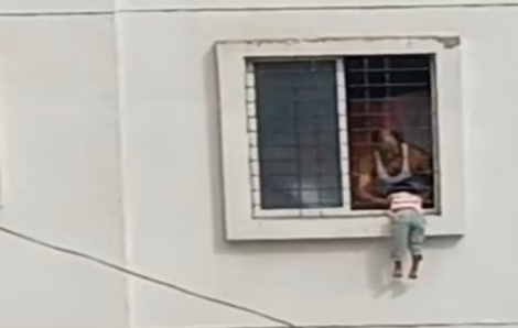 Ấn Độ: Bé gái 4 tuổi treo mình khoảng 15 phút bên ngoài cửa sổ tầng 3