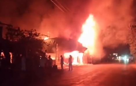 Cha đi nhậu khoá trái cửa khiến con mắc kẹt trong căn nhà cháy