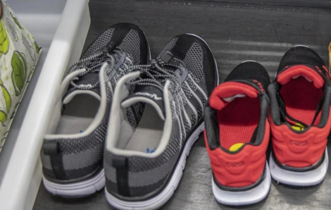 Mỹ bỏ quy định cởi giày kiểm tra tại sân bay