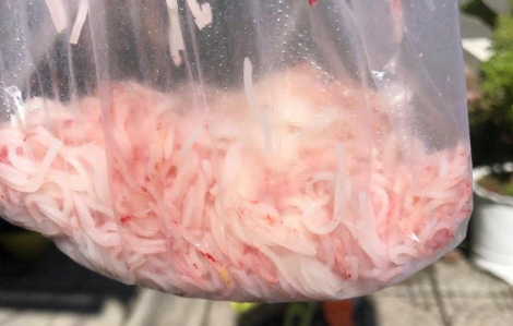 Tạm đình chỉ cơ sở sản xuất có lô bún đổi màu đỏ ở Đà Nẵng