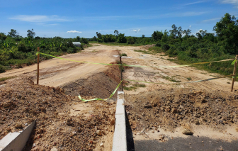 Cầu xây xong không đi được, Chủ tịch Đà Nẵng ra hiện trường đốc thúc