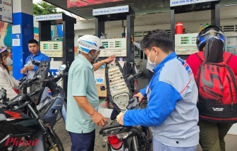 Giá xăng giảm, dầu tăng