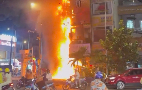Cháy dữ dội tại ngã 7 Lý Thái Tổ, TPHCM
