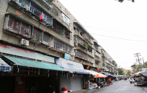 ‘Chuồng cọp’ vây kín chung cư cũ