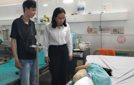 Chủ tịch Hội LHPN TPHCM thăm hỏi, động viên bé gái 8 tuổi mất mẹ và em do tai nạn giao thông