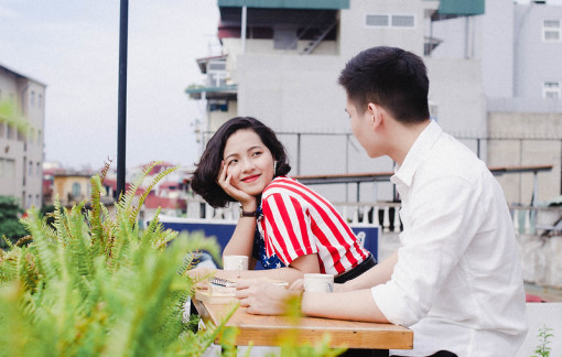 Anh ấy nói xấu người cũ với tôi để làm gì?