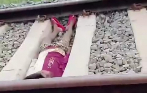 Quay cảnh nằm trên đường ray cho tàu lửa chạy qua, 3 thiếu niên Ấn Độ bị bắt