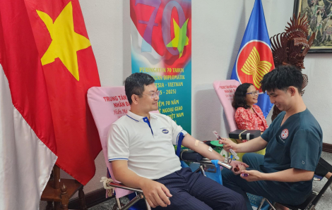 Để những giọt máu quý tô thắm thêm tình hữu nghị Việt Nam - Indonesia