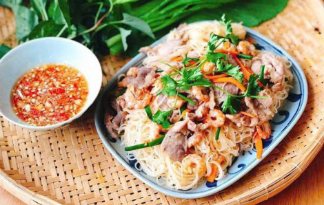 Hủ tíu xào quê mẹ