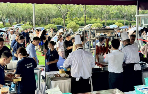 Nhân viên khách sạn 5 sao kéo ra vỉa hè bán đồ ăn giá rẻ vì ế ẩm