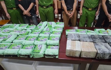 Công an vây bắt xe ô tô chở 2 bao tải ma túy