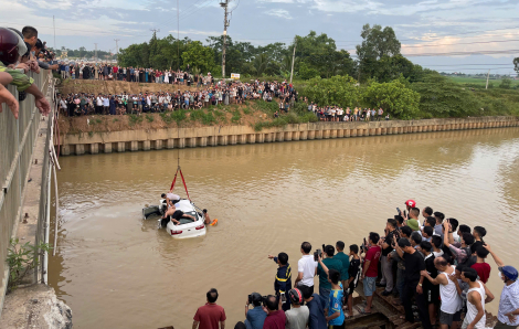 Xe ô tô lao xuống sông sau khi tông xe máy, 3 người tử vong