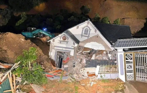 Sạt lở vùi lấp 2 căn nhà, khiến 2 người chết