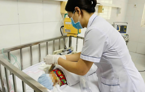 Bé sơ sinh nhiễm trùng nặng do gia đình tự cắt rốn, cứa dao vào đầu để “giải bệnh”