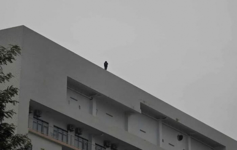 Cảnh sát kịp thời cứu cháu gái có ý định tự tử tại Bệnh viện Bạch Mai