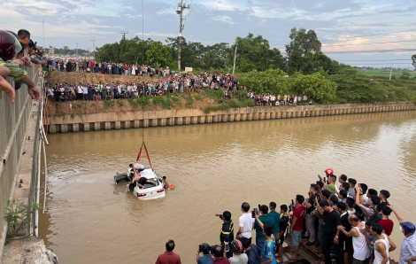 Khoảnh khắc kinh hoàng khi xe ô tô tông liên hoàn 2 xe máy rồi rơi xuống sông