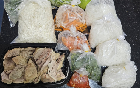 Người bán phần gỏi, bún măng vịt 1 triệu đồng trong chợ Bến Thành là phụ quán