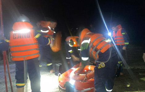 Hơn 100 người xuyên đêm tìm kiếm người nghi bị đuối nước ở Đắk Lắk