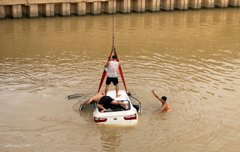 Tạm giữ tài xế ô tô tông 2 xe máy rồi lao xuống sông khiến 3 người tử vong